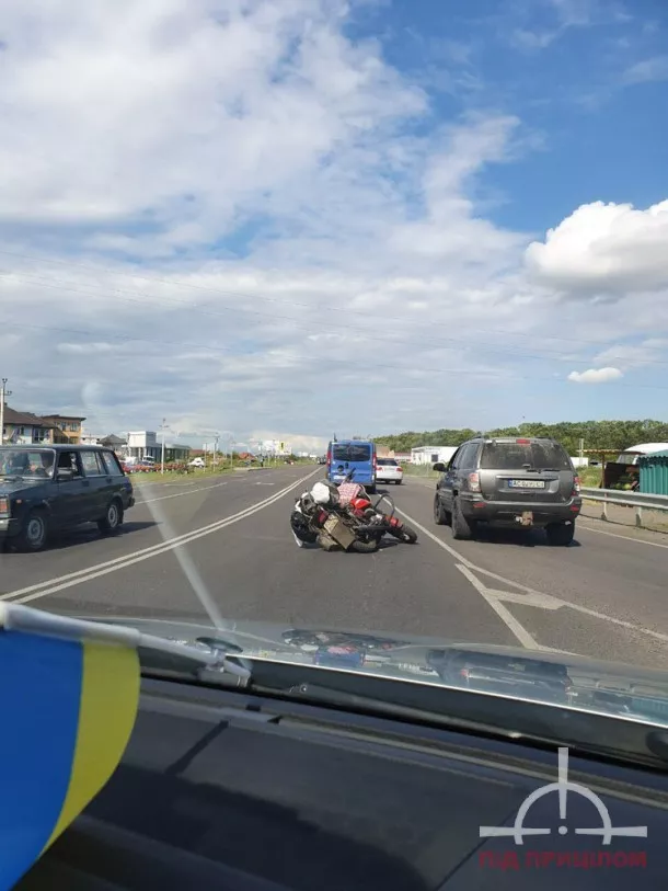 Біля Луцька легковик збив мотоцикліста 2