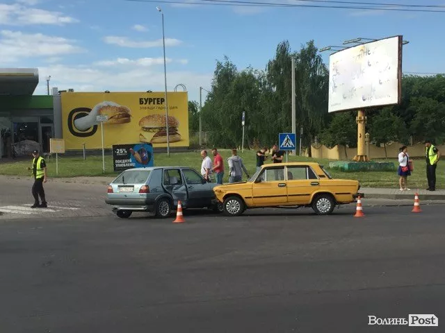 У Луцьку в ДТП зіткнулись ВАЗ та Фольксваген 2