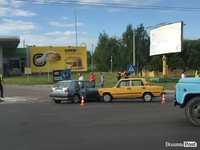 У Луцьку в ДТП зіткнулись ВАЗ та Фольксваген 3
