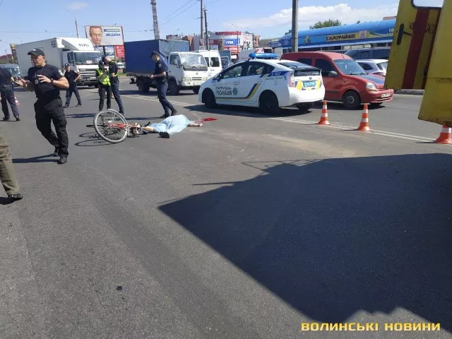 Смертельна ДТП у Луцьку: аварійна машина наїхала на велосипедиста. Фото 18+ 3