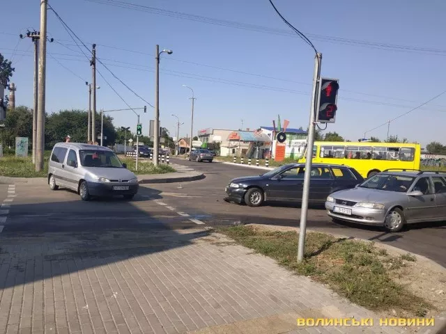 ДТП у Луцьку: дорогу не поділили Пежо та Ауді 3