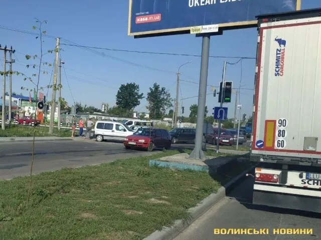 ДТП у Луцьку: дорогу не поділили Пежо та Ауді 4