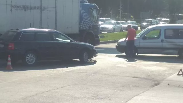 ДТП у Луцьку: дорогу не поділили Пежо та Ауді 6