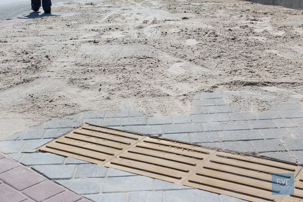 На тротуарах у Володимирі-Волинському продовжують вкладати бруківку 3