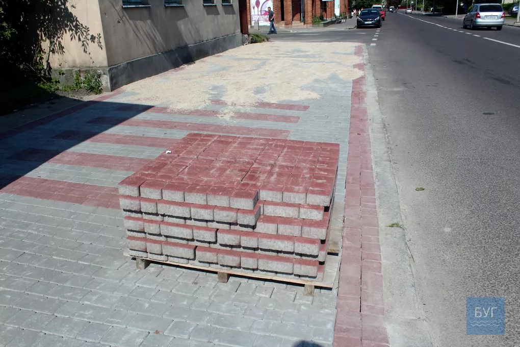 На тротуарах у Володимирі-Волинському продовжують вкладати бруківку 4