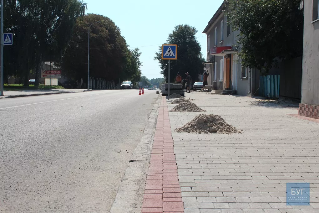 На тротуарах у Володимирі-Волинському продовжують вкладати бруківку 5