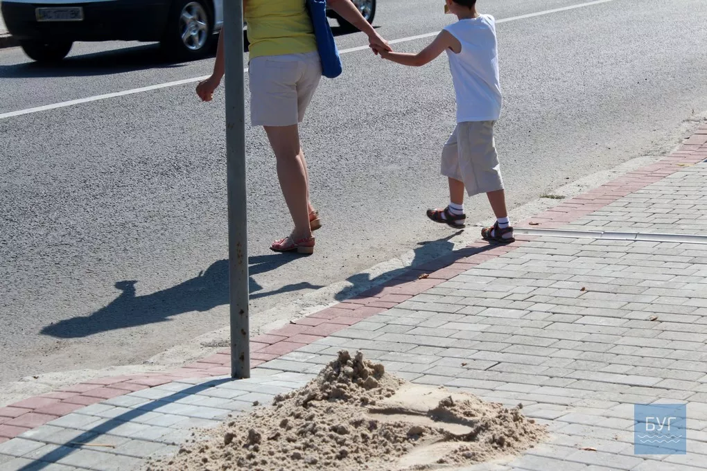 На тротуарах у Володимирі-Волинському продовжують вкладати бруківку 7