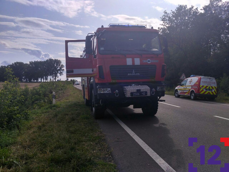 Під Луцьком вантажівка із зерном злетіла з траси 1