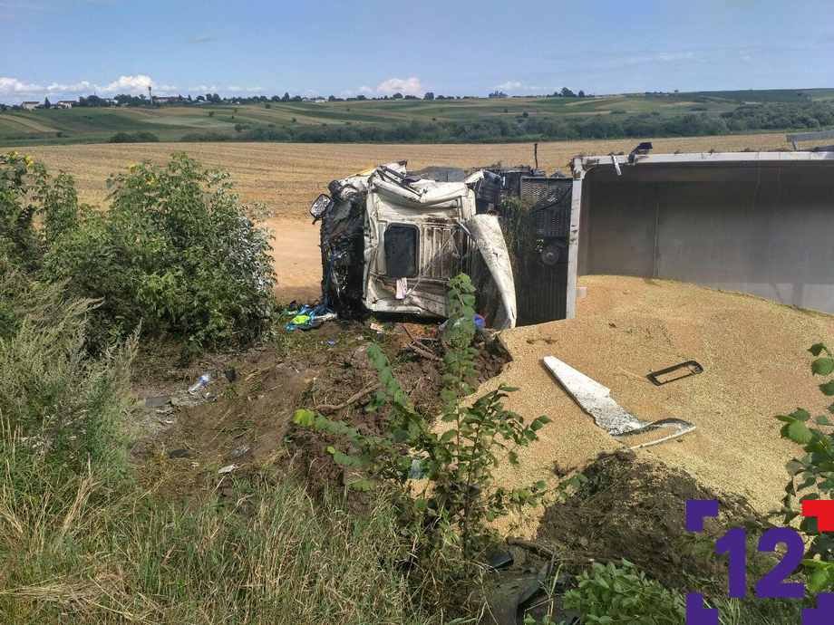 Під Луцьком вантажівка із зерном злетіла з траси 3