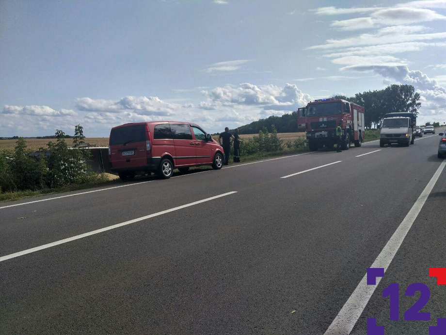 Під Луцьком вантажівка із зерном злетіла з траси 4