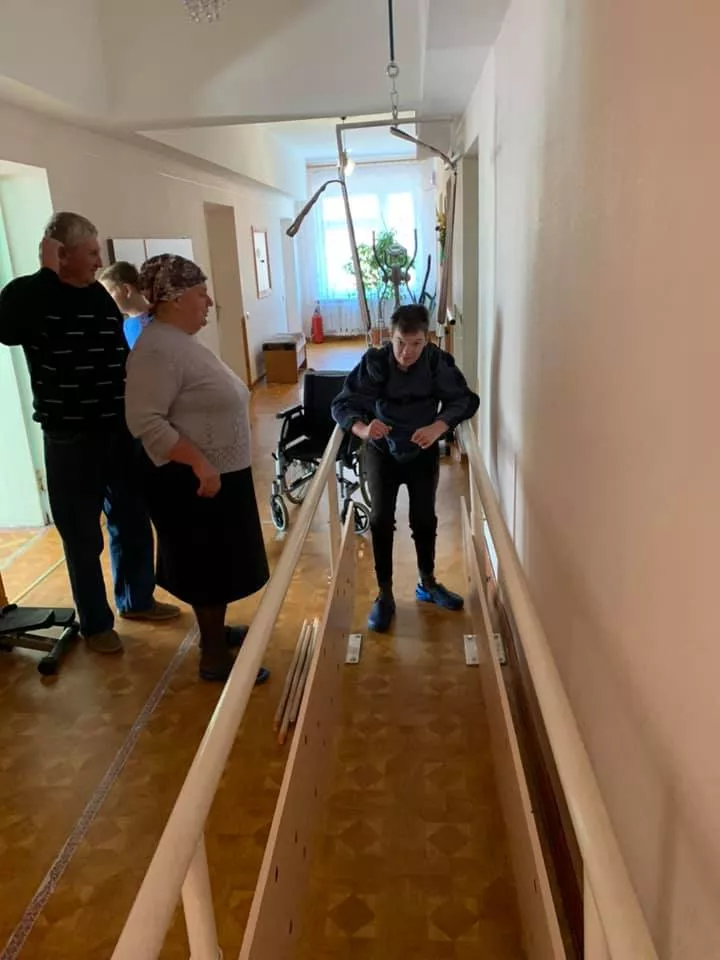 Завдяки унікальним методикам у реабілітаційному центрі Нововолинська хворі встають навіть з інвалідного візка 2