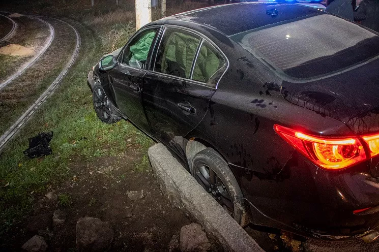 У Дніпрі компанія молоді тікала від поліції і біля будівлі СБУ протаранила стовп 2