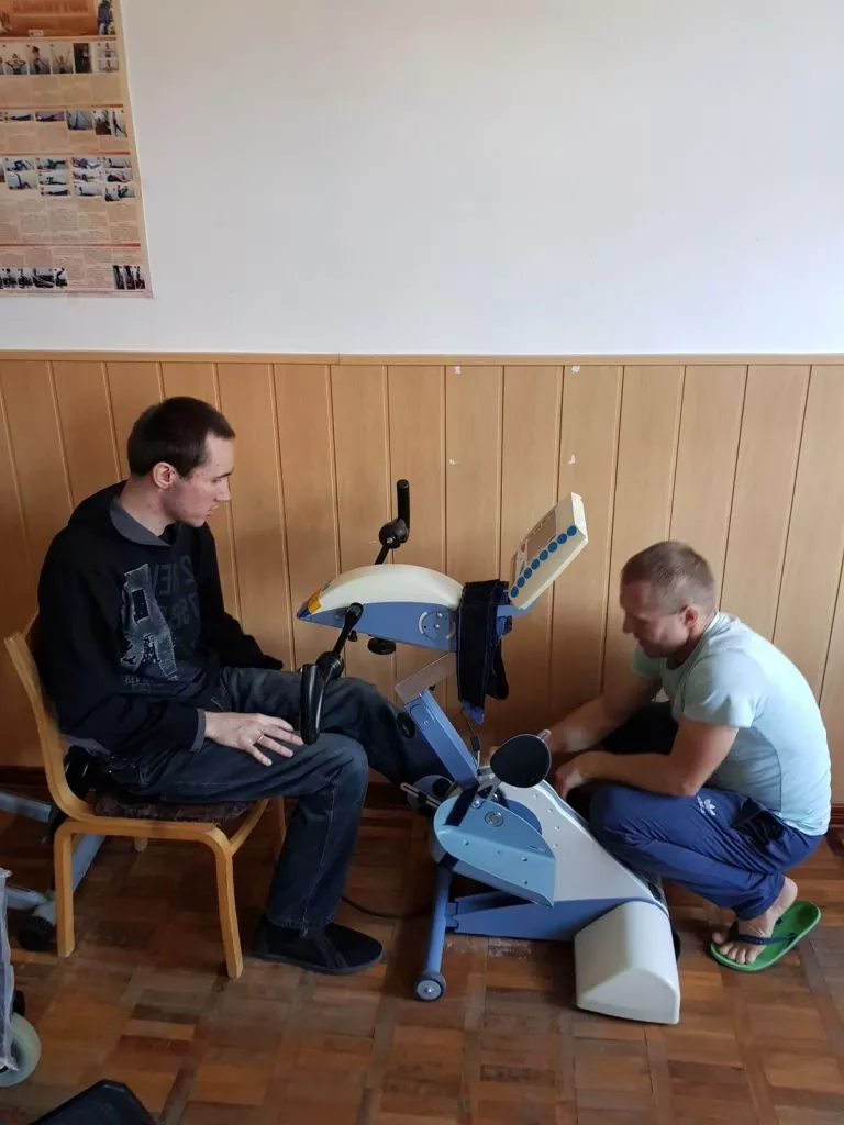 Завдяки унікальним методикам у реабілітаційному центрі Нововолинська хворі встають навіть з інвалідного візка 1