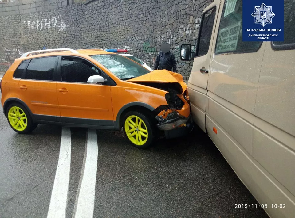 У Дніпрі легковик врізався у маршрутне таксі: 7 осіб у лікарні 2