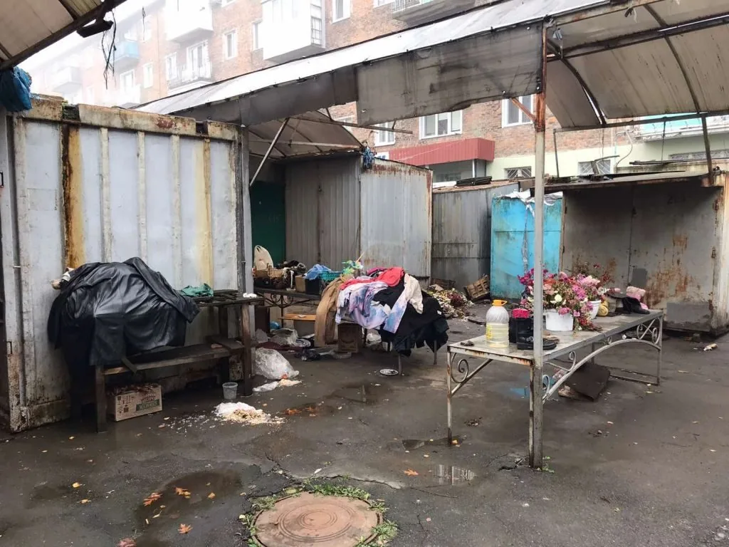 Жінка перетворила ринок у Нововолинську на гадюшник: місяцями на ситуацію не реагують 3