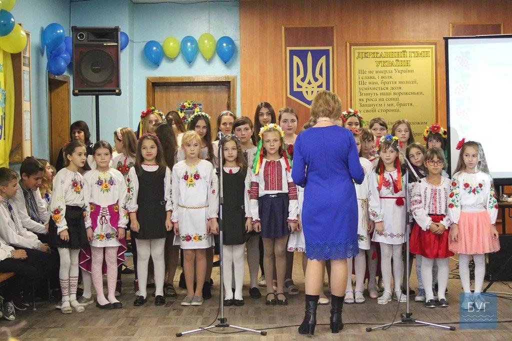 «Мовно-літературне кафе»: у школі №7 Нововолинська відзначили День української писемності та мови 22