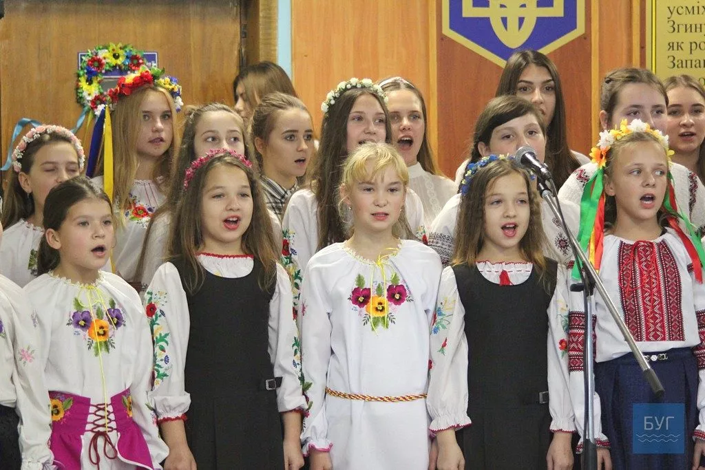 «Мовно-літературне кафе»: у школі №7 Нововолинська відзначили День української писемності та мови 3