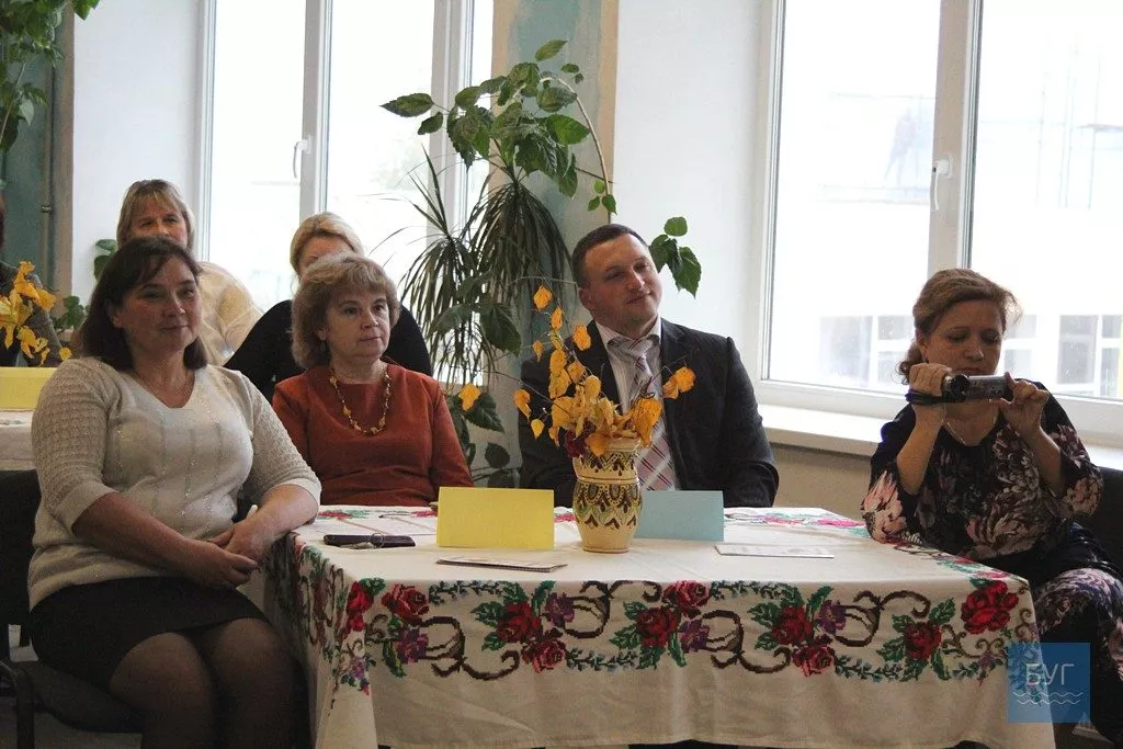 «Мовно-літературне кафе»: у школі №7 Нововолинська відзначили День української писемності та мови 24