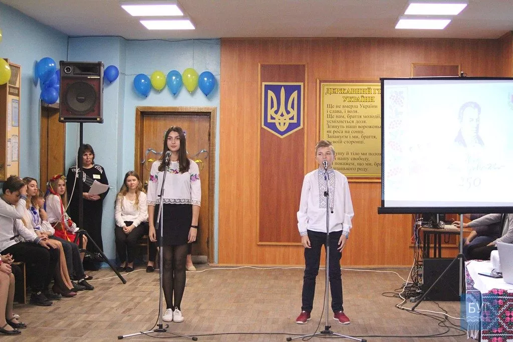 «Мовно-літературне кафе»: у школі №7 Нововолинська відзначили День української писемності та мови 30