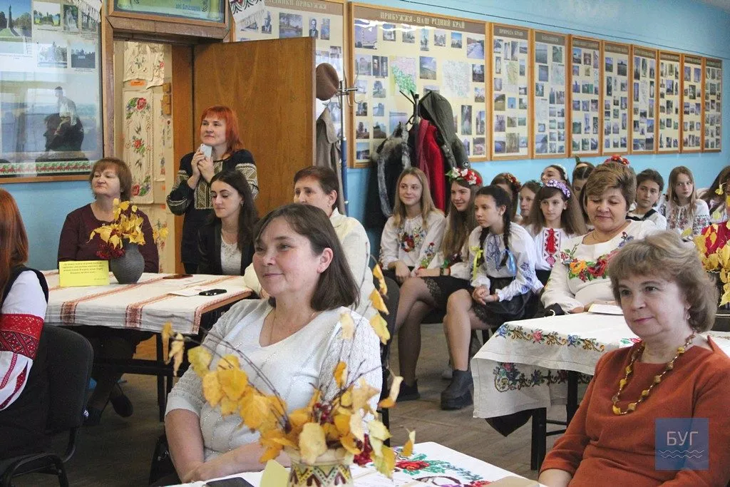 «Мовно-літературне кафе»: у школі №7 Нововолинська відзначили День української писемності та мови 8