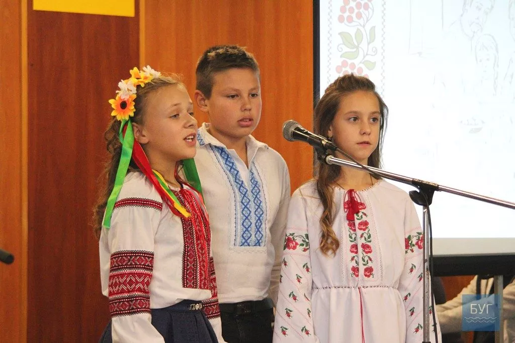 «Мовно-літературне кафе»: у школі №7 Нововолинська відзначили День української писемності та мови 14