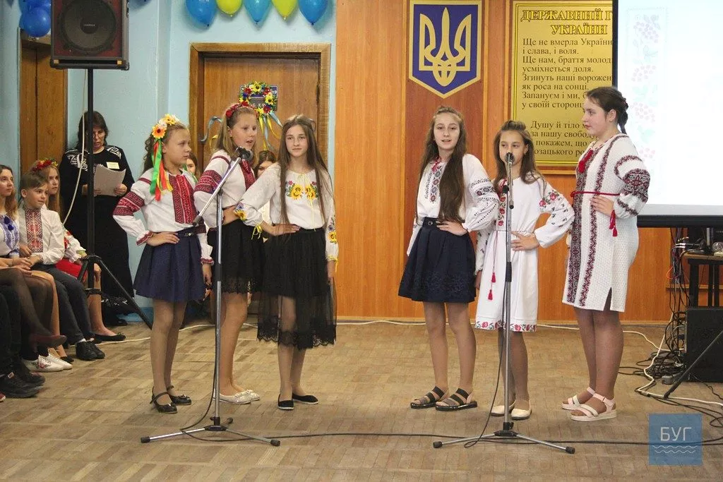 «Мовно-літературне кафе»: у школі №7 Нововолинська відзначили День української писемності та мови 36