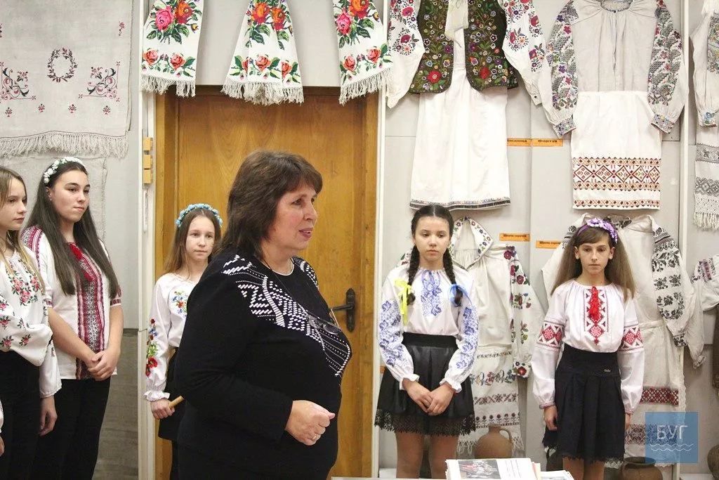 «Мовно-літературне кафе»: у школі №7 Нововолинська відзначили День української писемності та мови 17