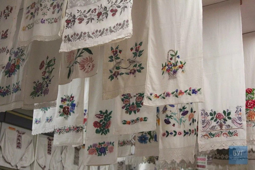 «Мовно-літературне кафе»: у школі №7 Нововолинська відзначили День української писемності та мови 18