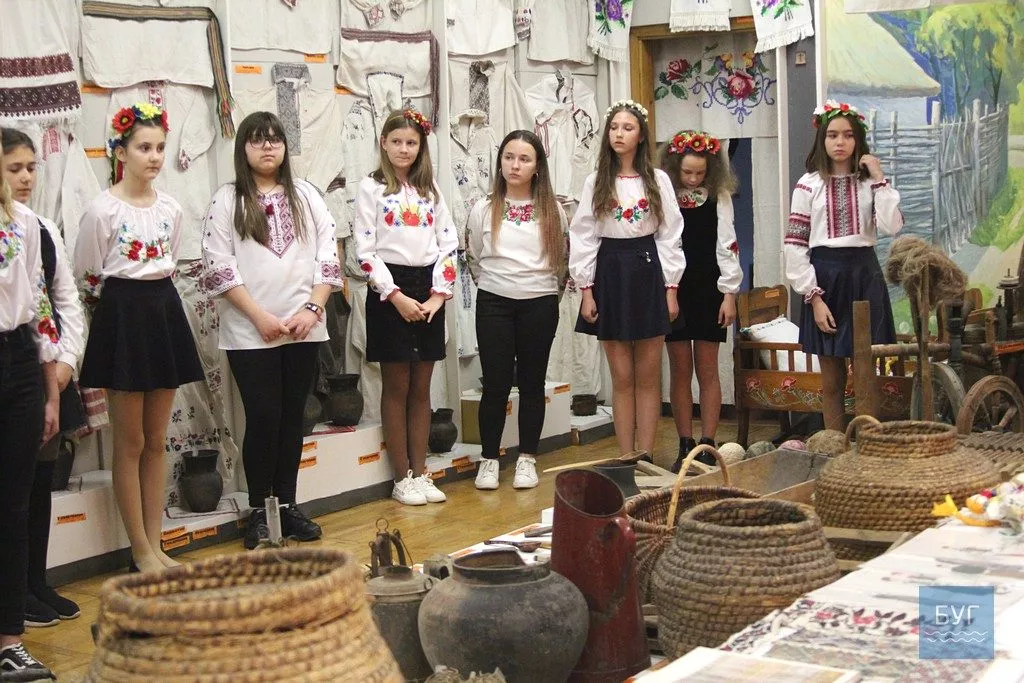 «Мовно-літературне кафе»: у школі №7 Нововолинська відзначили День української писемності та мови 43