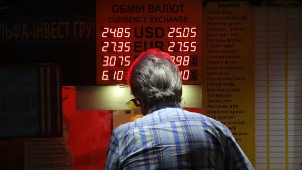 Розповіли, чому курс долара падає, а ціни - ростуть 2