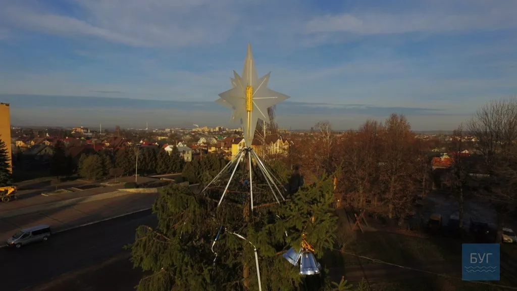 Головні ялинки Нововолинська та Володимира-Волинського: вигляд з висоти 9