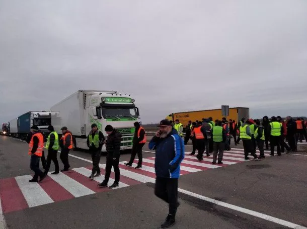 У Любомльському районі далекобійники перекрили міжнародну трасу: кілометрові черги на митницях 5