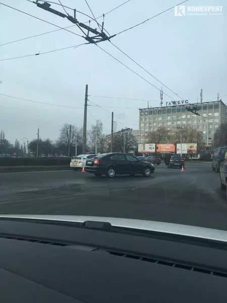 На кільці у Луцьку в ДТП зіштовхнулись два легковики 3