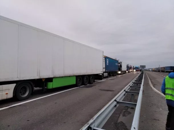 У Любомльському районі далекобійники перекрили міжнародну трасу: кілометрові черги на митницях 6