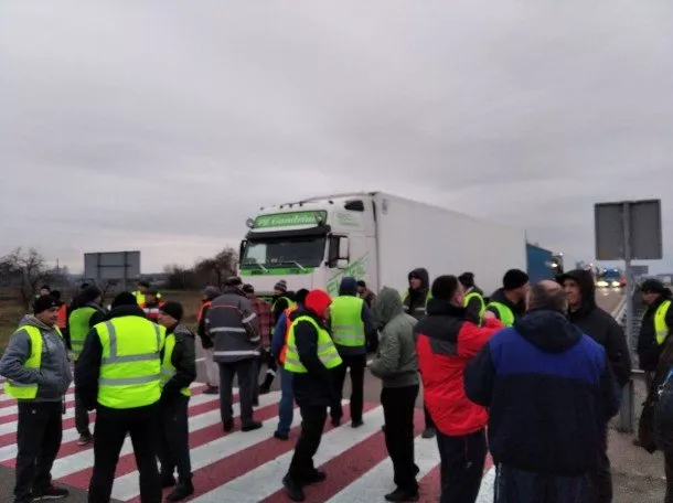 У Любомльському районі далекобійники перекрили міжнародну трасу: кілометрові черги на митницях 2