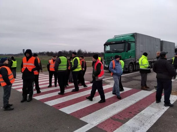У Любомльському районі далекобійники перекрили міжнародну трасу: кілометрові черги на митницях 3