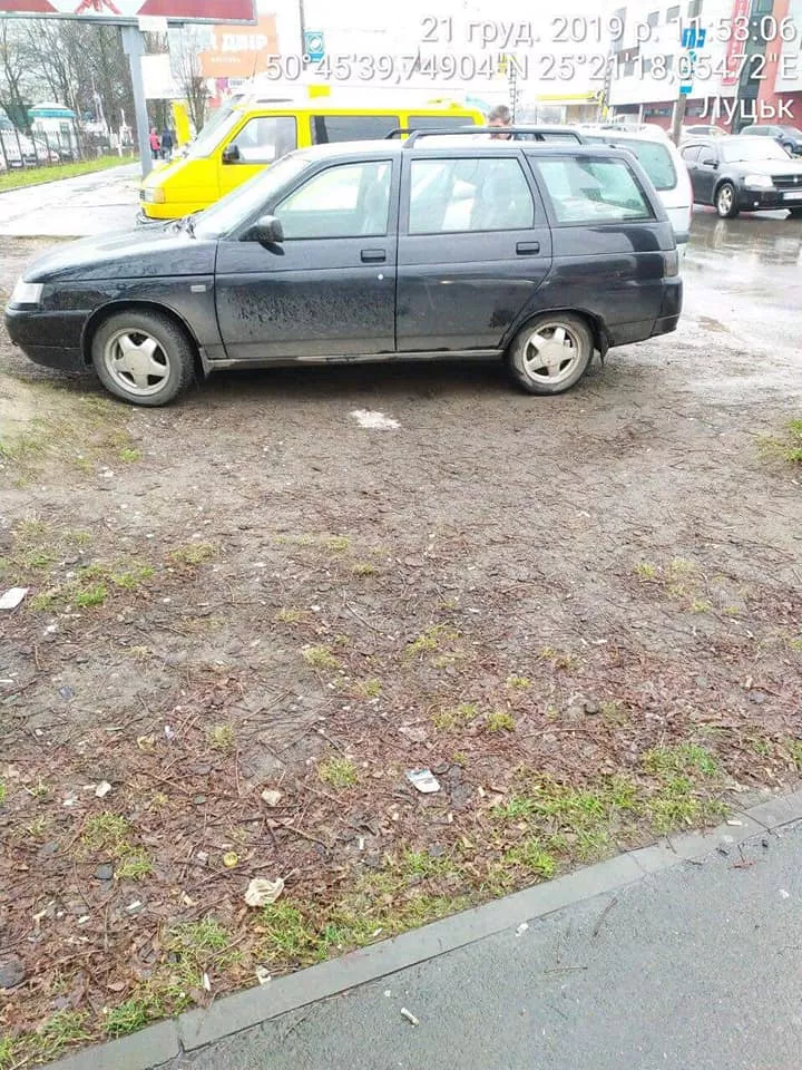 Луцькі муніципали виявили в автомобілі чоловіка без свідомості 1