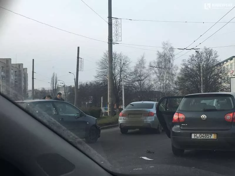 На кільці у Луцьку в ДТП зіштовхнулись два легковики 2