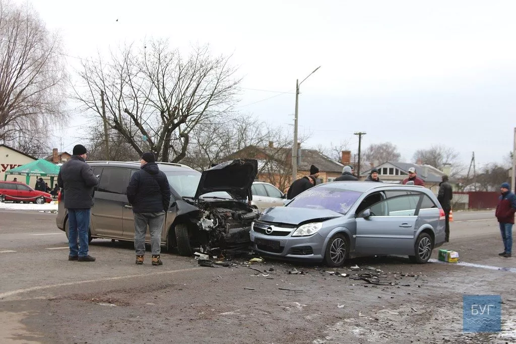 У Нововолинську ДТП: зіткнулися три автомобілі 2