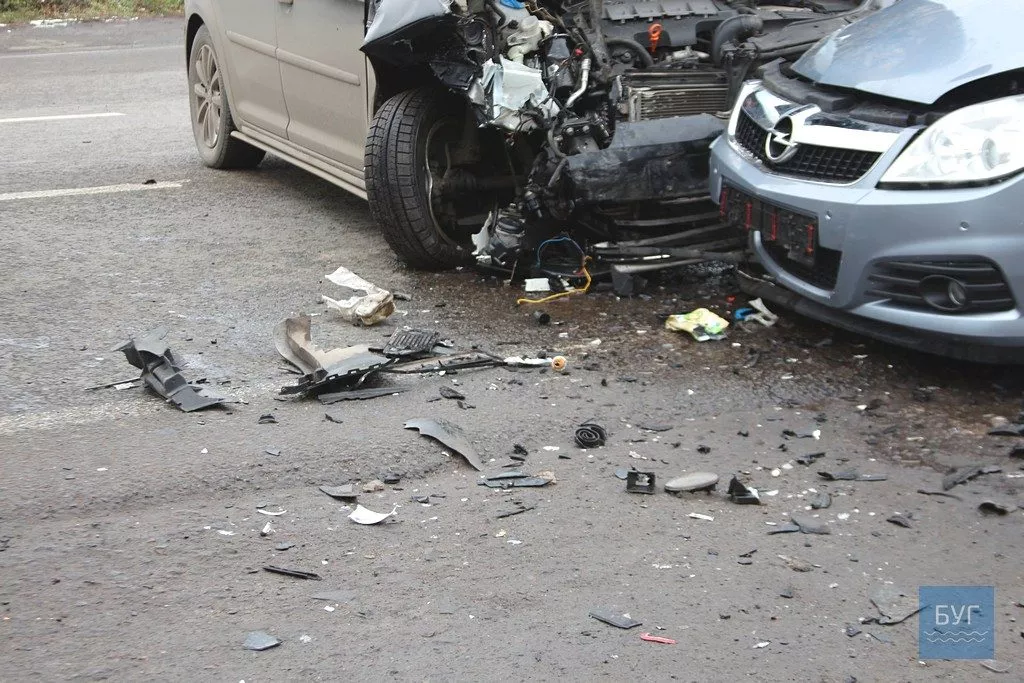 У Нововолинську ДТП: зіткнулися три автомобілі 4