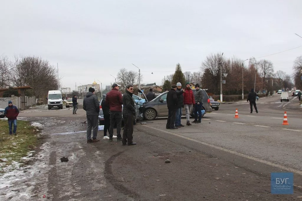 У Нововолинську ДТП: зіткнулися три автомобілі 7
