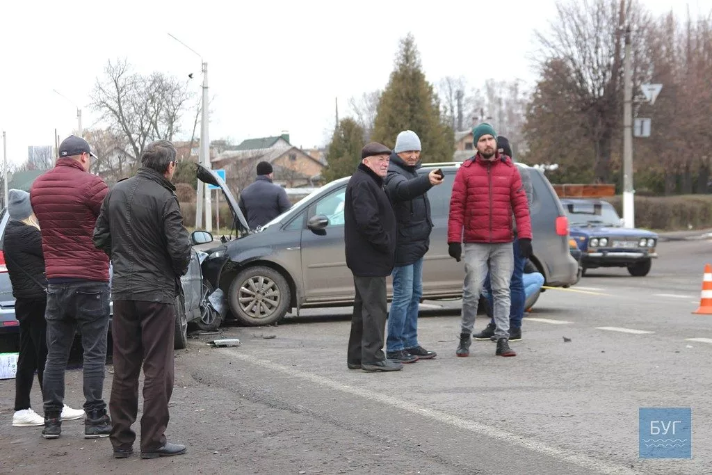 У Нововолинську ДТП: зіткнулися три автомобілі 8