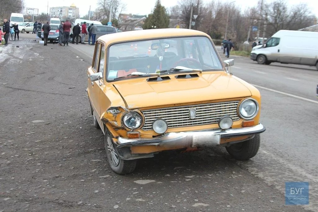 У Нововолинську ДТП: зіткнулися три автомобілі 12