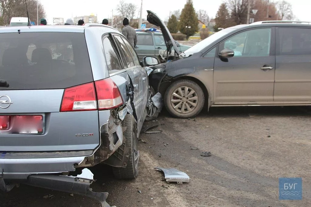 У Нововолинську ДТП: зіткнулися три автомобілі 15
