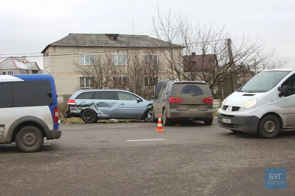 У Нововолинську ДТП: зіткнулися три автомобілі 17