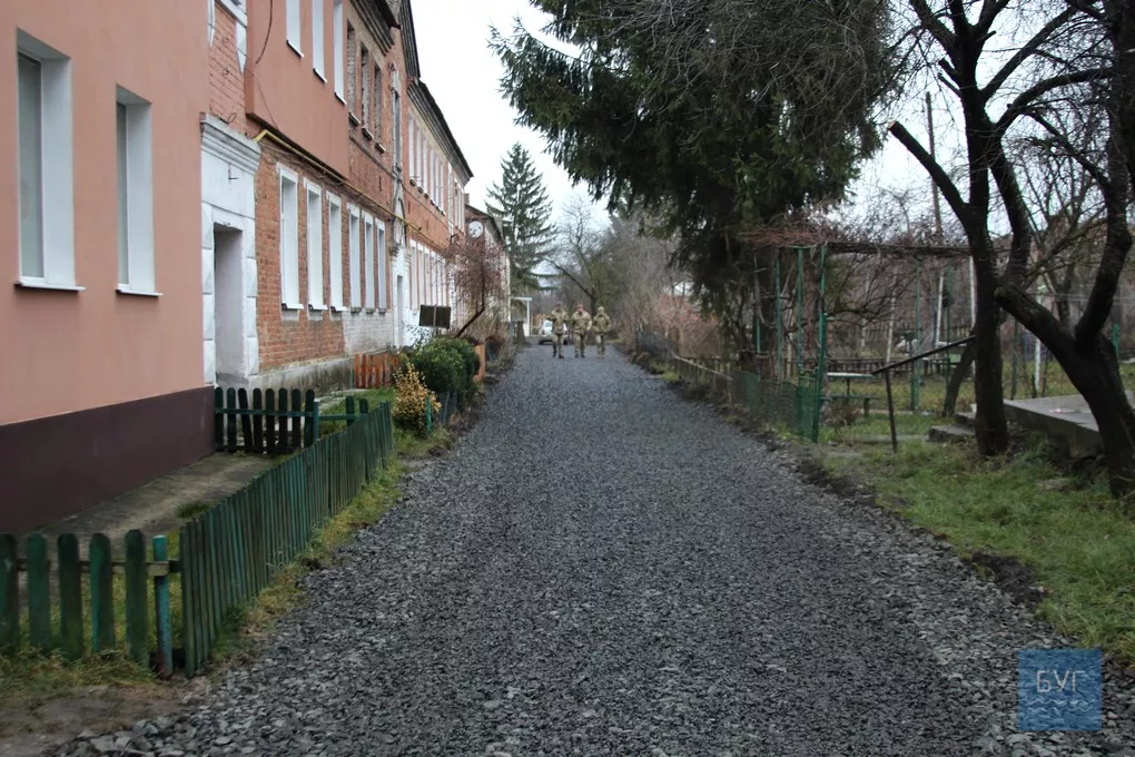 На вулиці Академіка Глушкова у Володимирі-Волинському двори готують до асфальтування 1