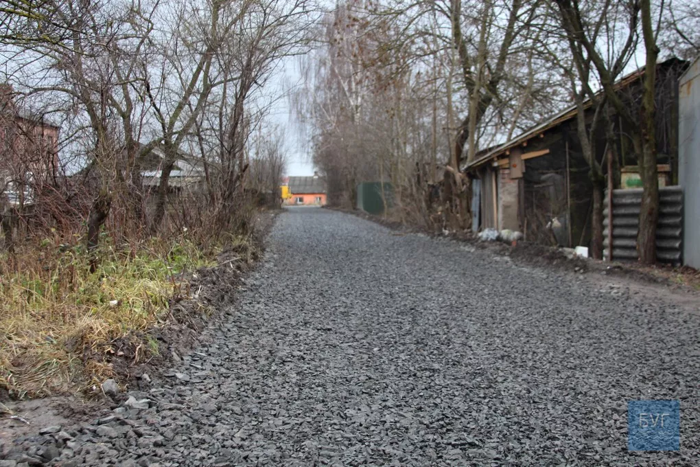 На вулиці Академіка Глушкова у Володимирі-Волинському двори готують до асфальтування 4
