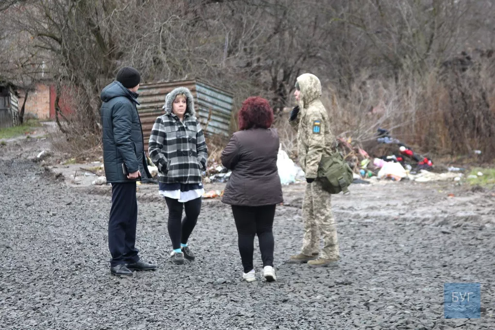 На вулиці Академіка Глушкова у Володимирі-Волинському двори готують до асфальтування 5