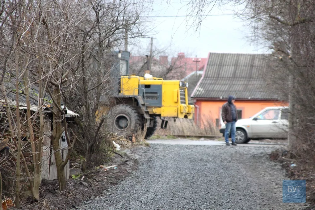 На вулиці Академіка Глушкова у Володимирі-Волинському двори готують до асфальтування 6