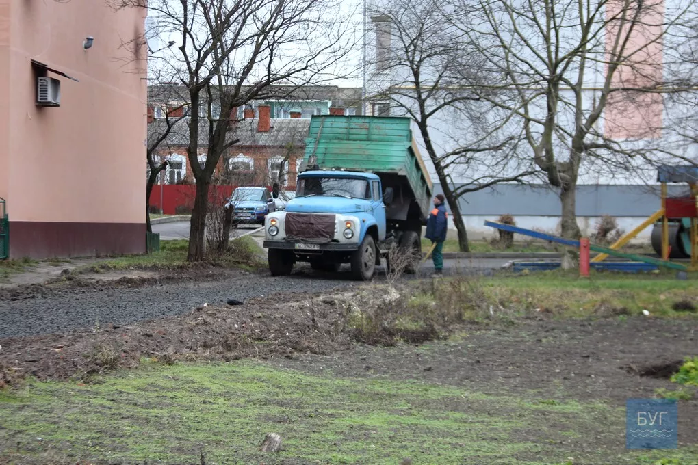 На вулиці Академіка Глушкова у Володимирі-Волинському двори готують до асфальтування 7